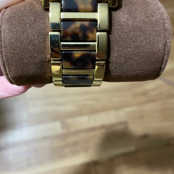 AUTHENTIC MK (MICHAEL KORS GOLD WATCH With Leppard - Picture 5 of 6